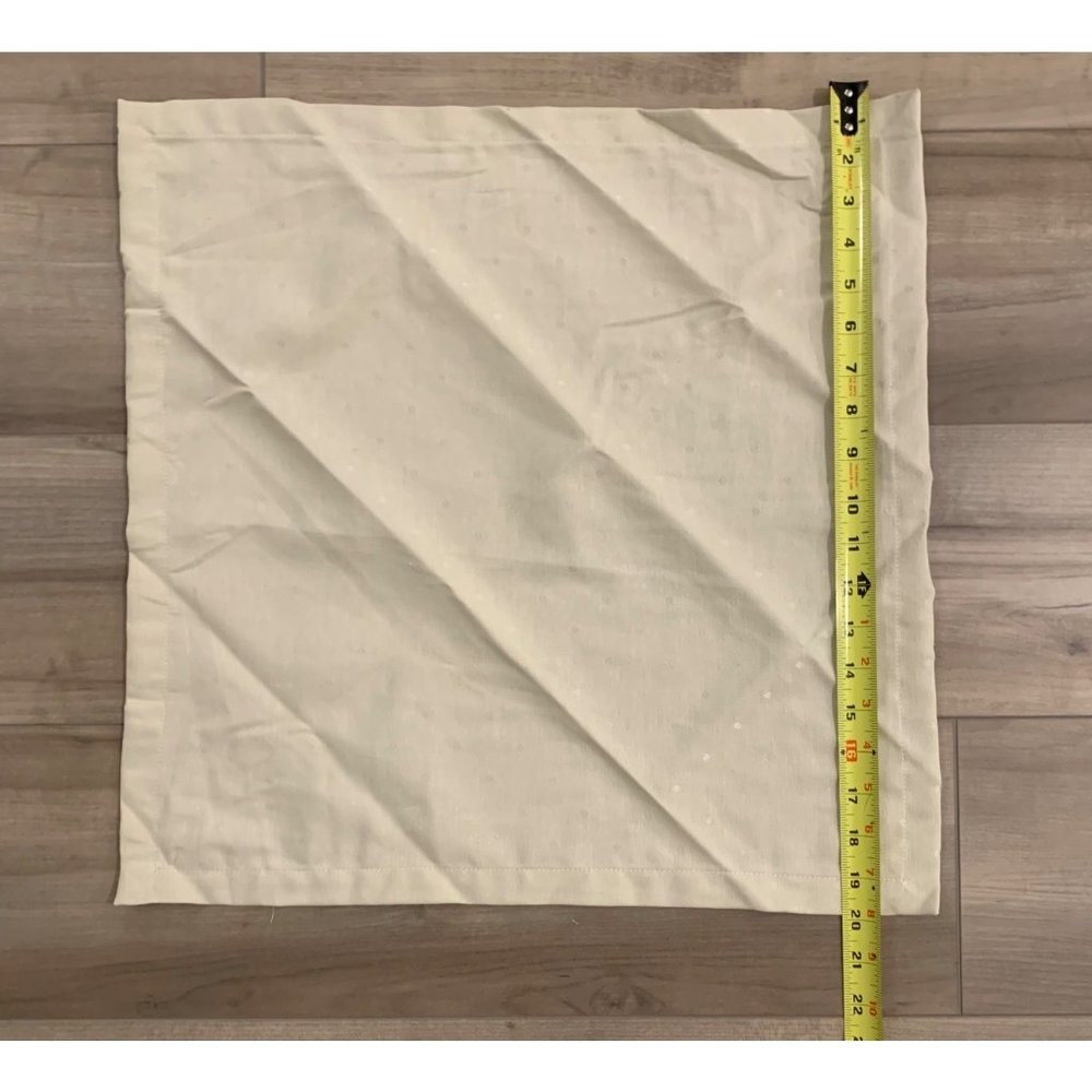 Kate Spade New York  Silver/Grey "Larabee Dot" Tablecloth 58"x99" and 6 Napkins - Picture 8 of 15